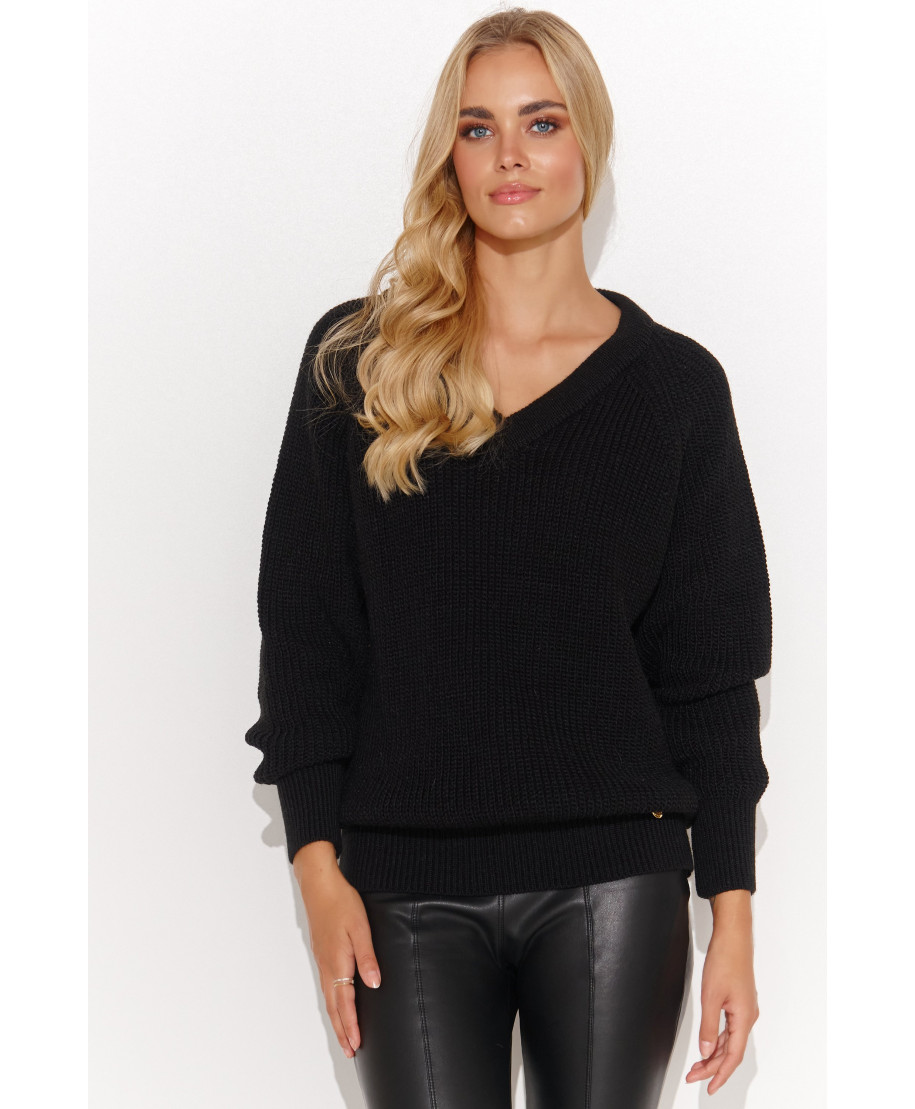 Prosty megztinis moteriskas su iskirpte  serek juodas S140