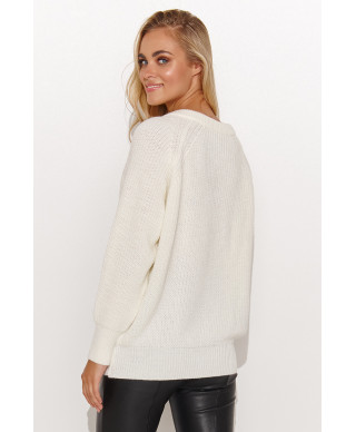 Prosty megztinis moteriskas su iskirpte  serek grietineles S140