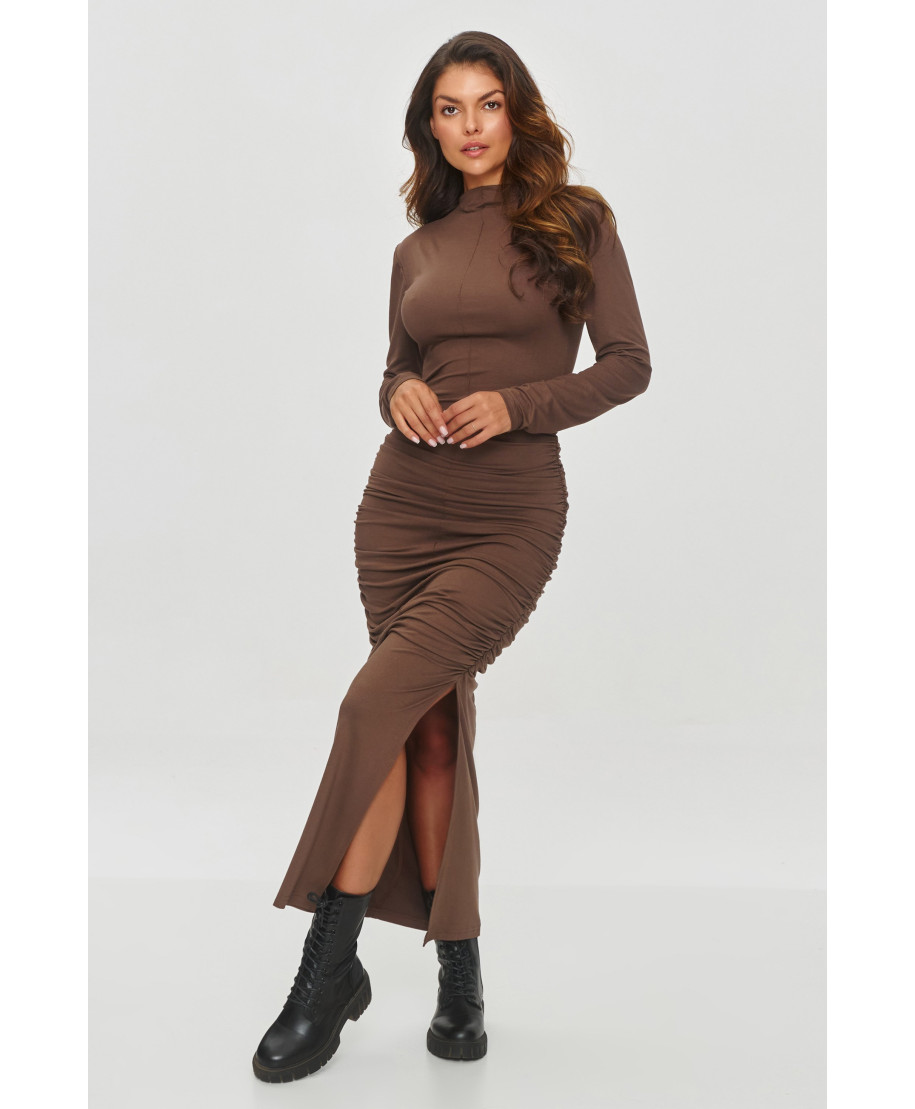 aptempta suknele su drapowaniem sokoladine M841