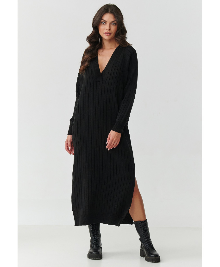 Ilga megzta suknelė su V formos iškirpte juoda S161