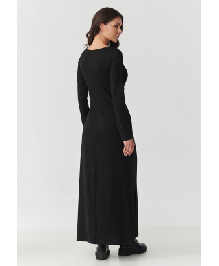suknele moteriska maxi is viskozes su risimu per liemeni ir rozcięciami po bokach juoda M894