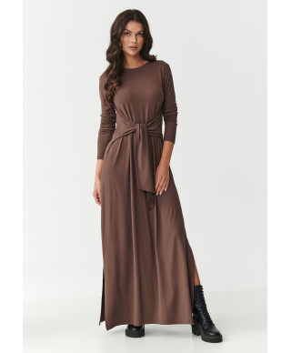 suknele moteriska maxi is viskozes su risimu per liemeni ir rozcięciami po bokach sokoladine M894