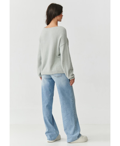 Laisvas pūkuotos tekstūros šviesiai pilkas megztinis S171