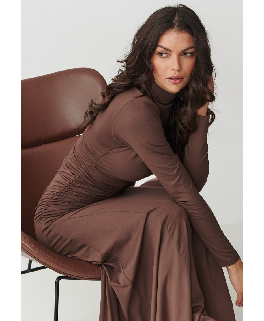 suknele maxi su golfu ir marszczeniem sokoladine M897