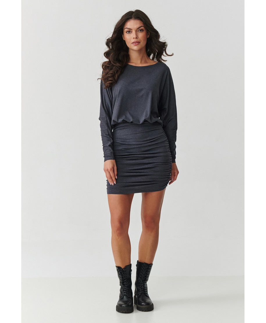 Suknelė mini su raukiniu ir laisva viršutine dalimi antracito spalvos M900