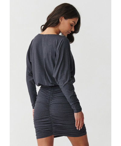 Suknelė mini su raukiniu ir laisva viršutine dalimi antracito spalvos M900