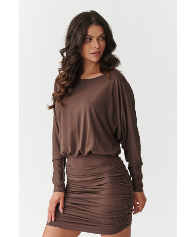 Suknelė mini su raukiniu ir laisva viršutine dalimi šokoladinė M900