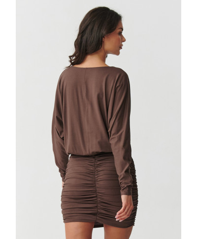 Suknelė mini su raukiniu ir laisva viršutine dalimi šokoladinė M900