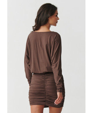 Suknelė mini su raukiniu ir laisva viršutine dalimi šokoladinė M900