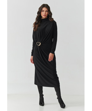 suknele moteriska su marszczeniem ir ozdobną klamrą juoda M907