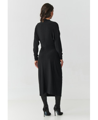 suknele moteriska su marszczeniem ir ozdobną klamrą juoda M907