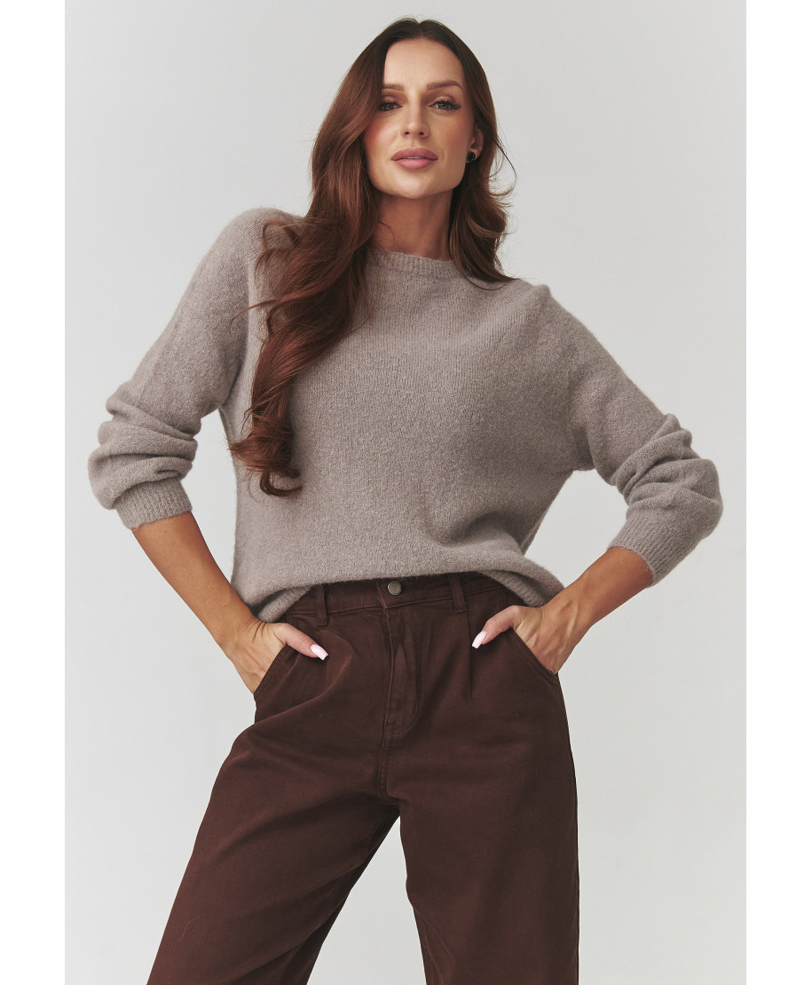 Miękki megztinis moteriskas su okrągłym iskirpte kapucino C21