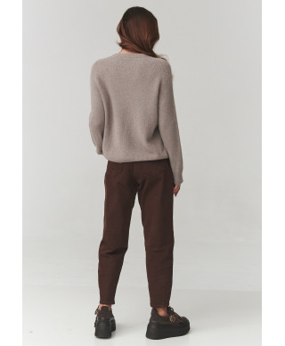 Miękki megztinis moteriskas su okrągłym iskirpte kapucino C21