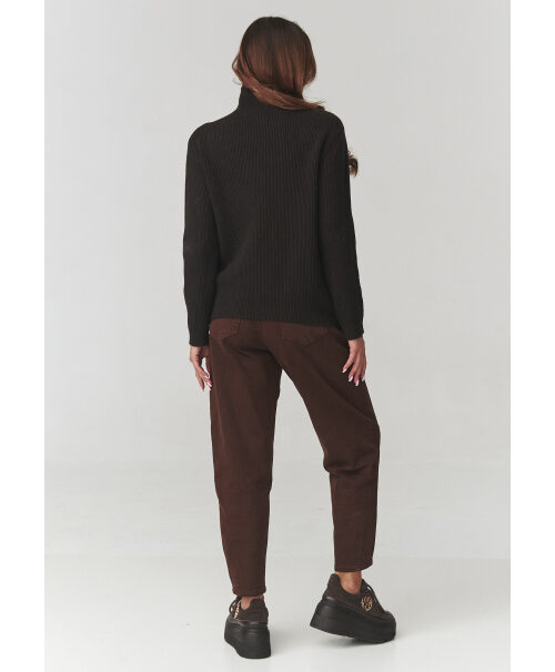 Stilīgs sieviešu džemperis ar augstu apkakli, šokolādes krāsā C20