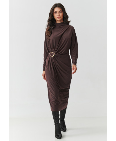 suknele moteriska su marszczeniem ir ozdobną klamrą sokoladine M907