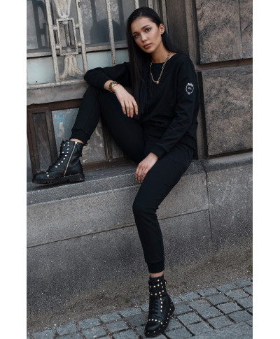 Dresowy komplektas moteriskas su antsiuvu ant rękawie juodas NU379