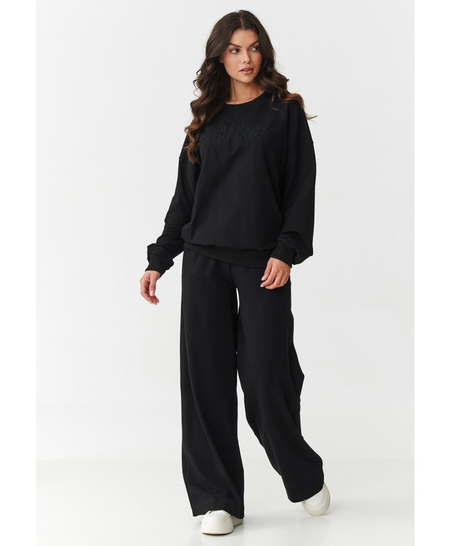 Moteriškas sportinis kostiumas su plačiomis klešnėmis ir siuvinėta aplikacija juodas M890