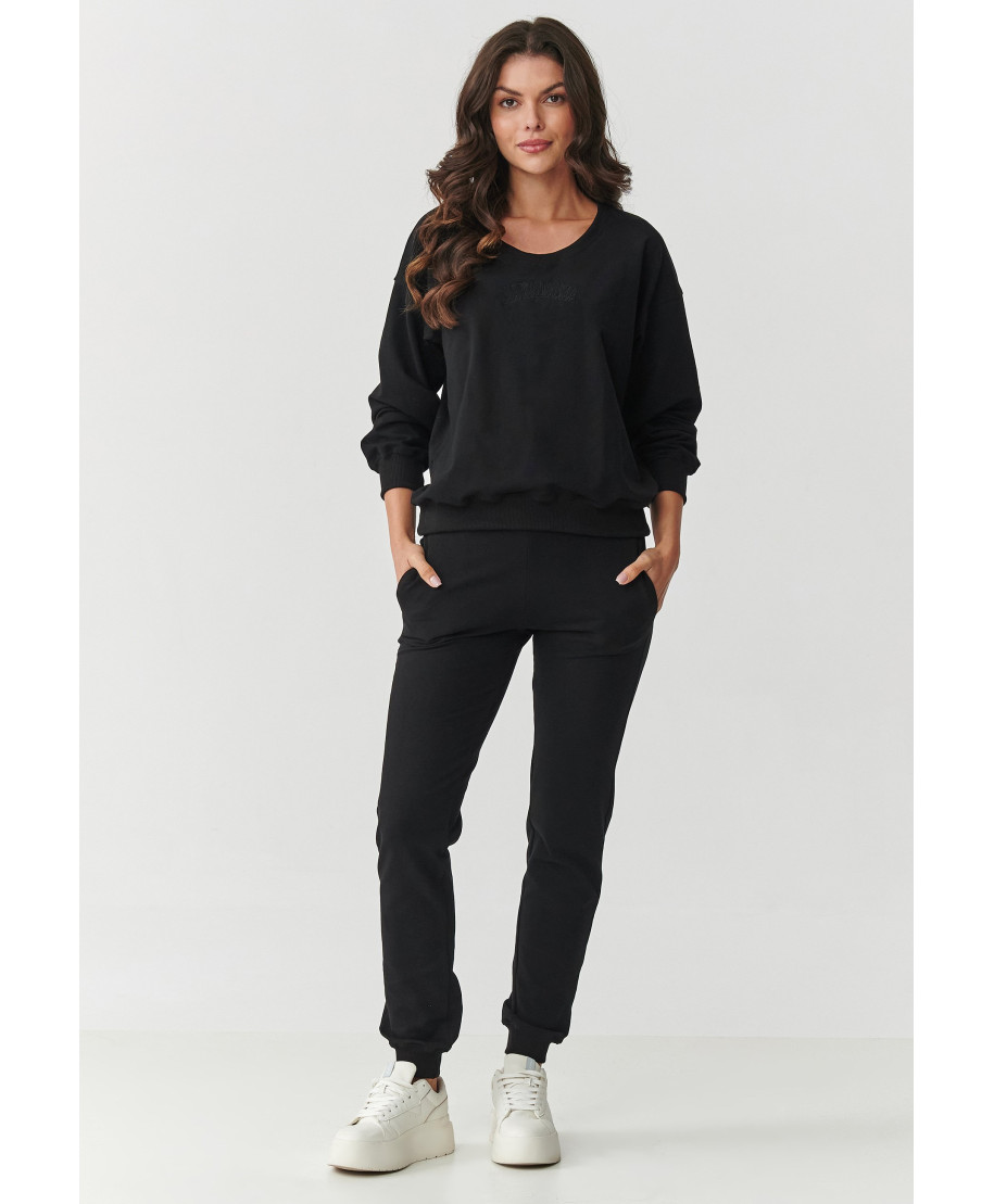 komplektas dresowy su lekko dopasowanymi spodniami ir luźną bluzą juodas M891