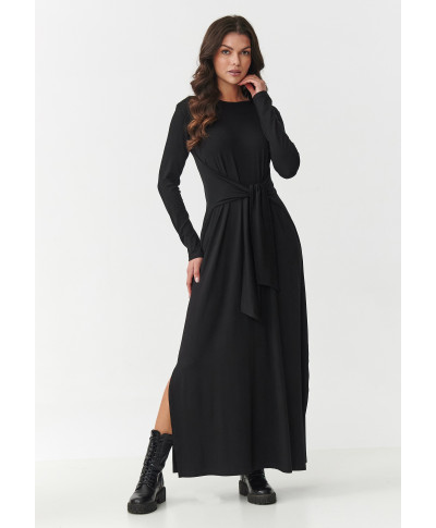 suknele moteriska maxi is viskozes su risimu per liemeni ir rozcięciami po bokach juoda M894