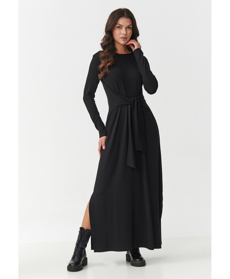 suknele moteriska maxi is viskozes su risimu per liemeni ir rozcięciami po bokach juoda M894