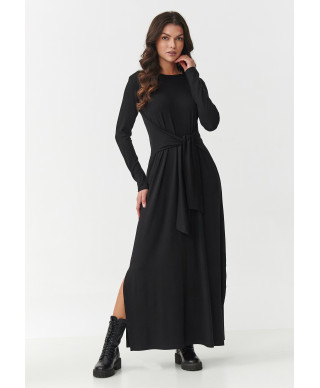 suknele moteriska maxi is viskozes su risimu per liemeni ir rozcięciami po bokach juoda M894