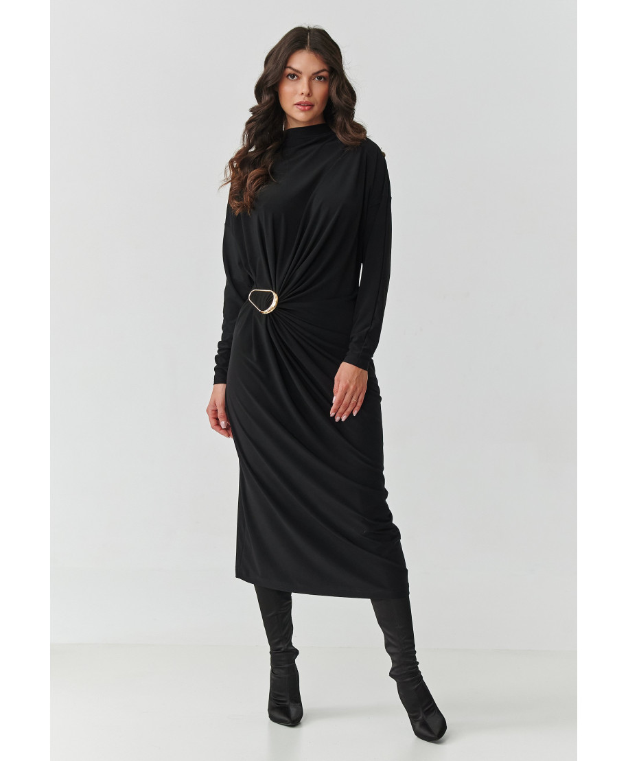 suknele moteriska su marszczeniem ir ozdobną klamrą juoda M907