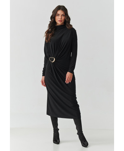 suknele moteriska su marszczeniem ir ozdobną klamrą juoda M907