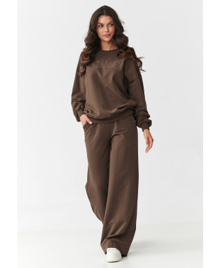 komplektas dresowy su szerokimi nogawkami ir haftowaną aplikacją sokoladinis M890