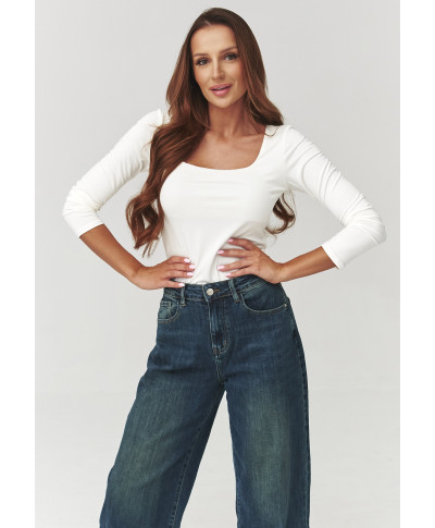 palaidine moteriska su iskirpte karo ekriu C10