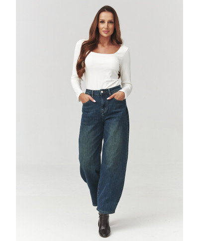 palaidine moteriska su iskirpte karo ekriu C10