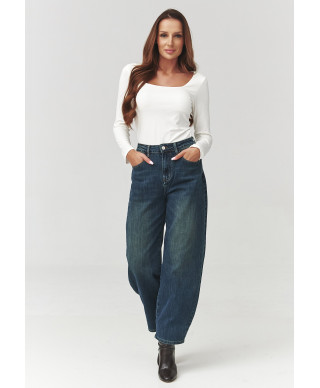 palaidine moteriska su iskirpte karo ekriu C10