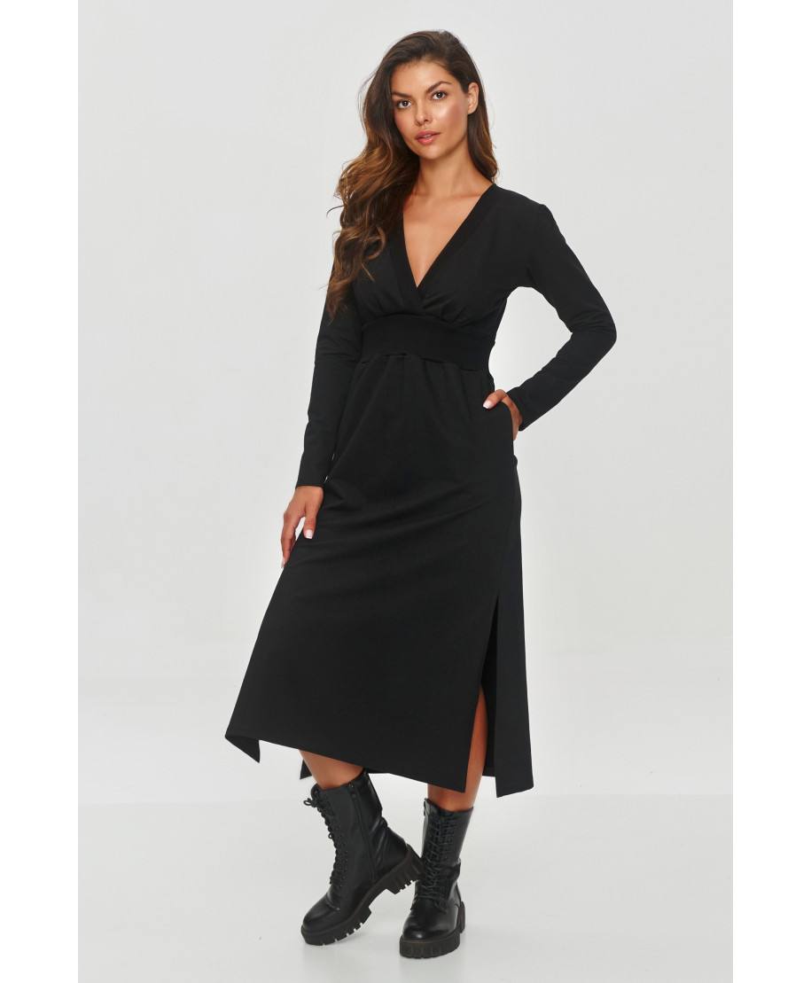 Kleita ar aplokšņu izgriezumu melna M844