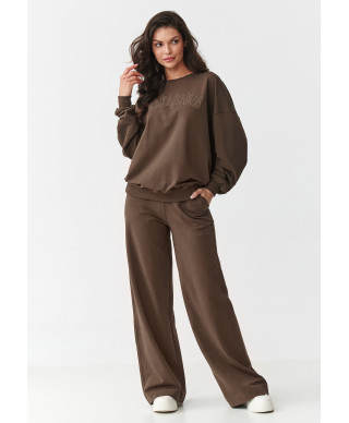 Treniņtērpu komplekts ar platām kājām un izšūtu aplikāciju šokolādes krāsā M890