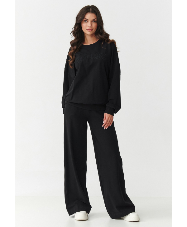 Sieviešu treniņtērps ar platām biksēm un izšūtu aplikāciju melns M890