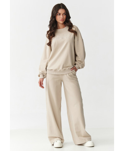 Treniņtērpu komplekts ar platām kājām un izšūtu aplikāciju gaiši bēšs M890