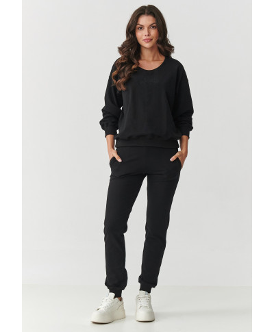 Sportinių kelnių komplektas su šiek tiek prigludusiomis kelnėmis ir laisvu džemperiu juodas M891