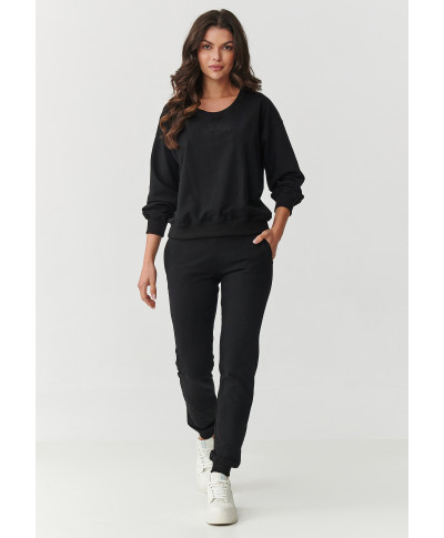 Sportinių kelnių komplektas su šiek tiek prigludusiomis kelnėmis ir laisvu džemperiu juodas M891