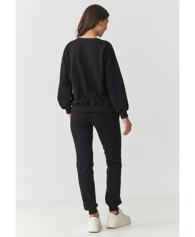 Sportinių kelnių komplektas su šiek tiek prigludusiomis kelnėmis ir laisvu džemperiu juodas M891