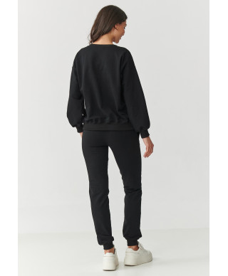 Sportinių kelnių komplektas su šiek tiek prigludusiomis kelnėmis ir laisvu džemperiu juodas M891