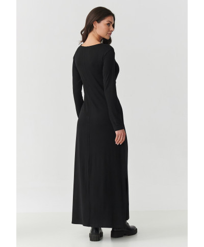 suknele moteriska maxi is viskozes su risimu per liemeni ir rozcięciami po bokach juoda M894