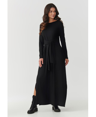 suknele moteriska maxi is viskozes su risimu per liemeni ir rozcięciami po bokach juoda M894