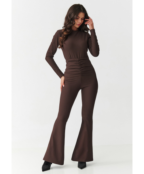 Elegants sieviešu komplekts no gofrēta šokolādes auduma M893
