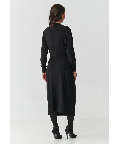 suknele moteriska su marszczeniem ir ozdobną klamrą juoda M907