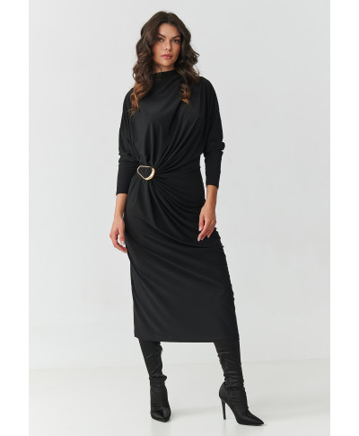 suknele moteriska su marszczeniem ir ozdobną klamrą juoda M907