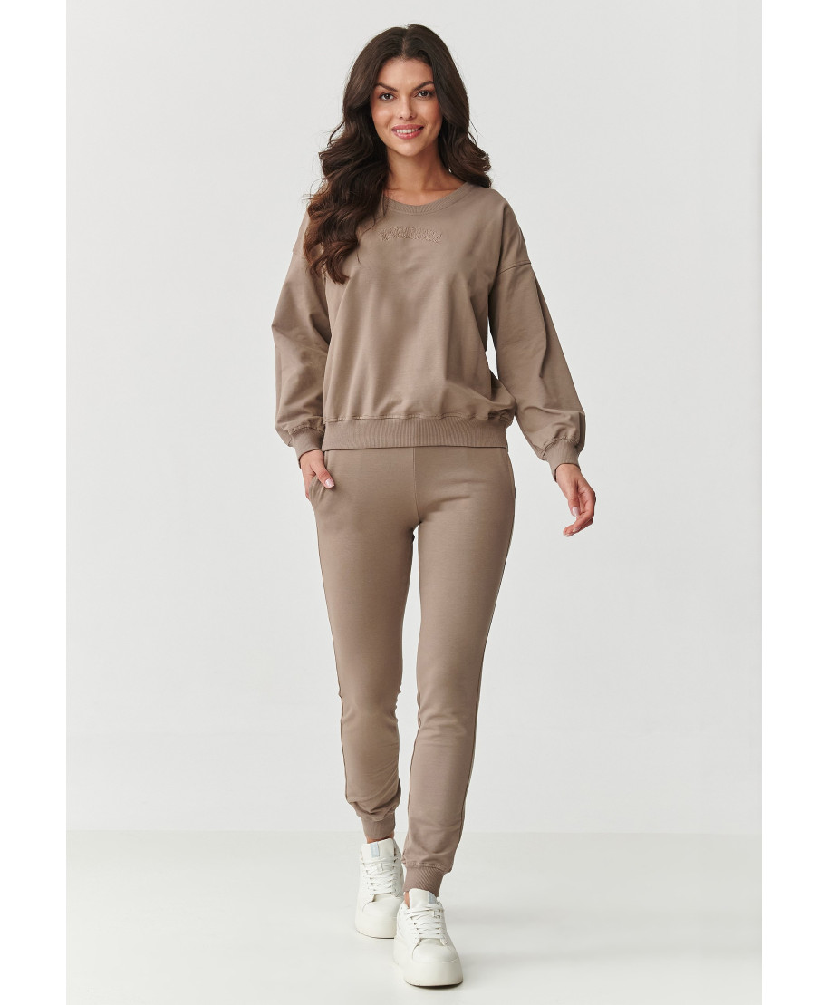 komplektas dresowy su lekko dopasowanymi spodniami ir luźną bluzą moka M891