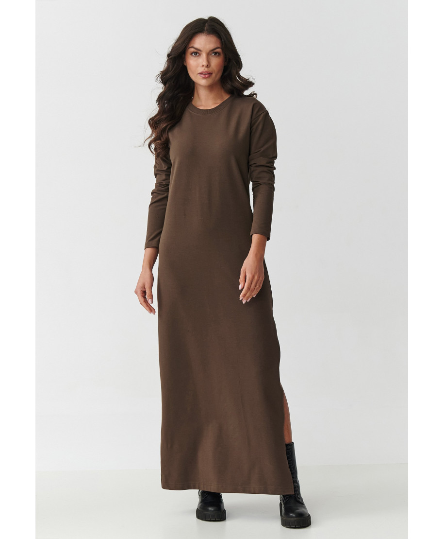 suknele maxi ilgomis rankovemis ir rozcięciem sokoladine M901