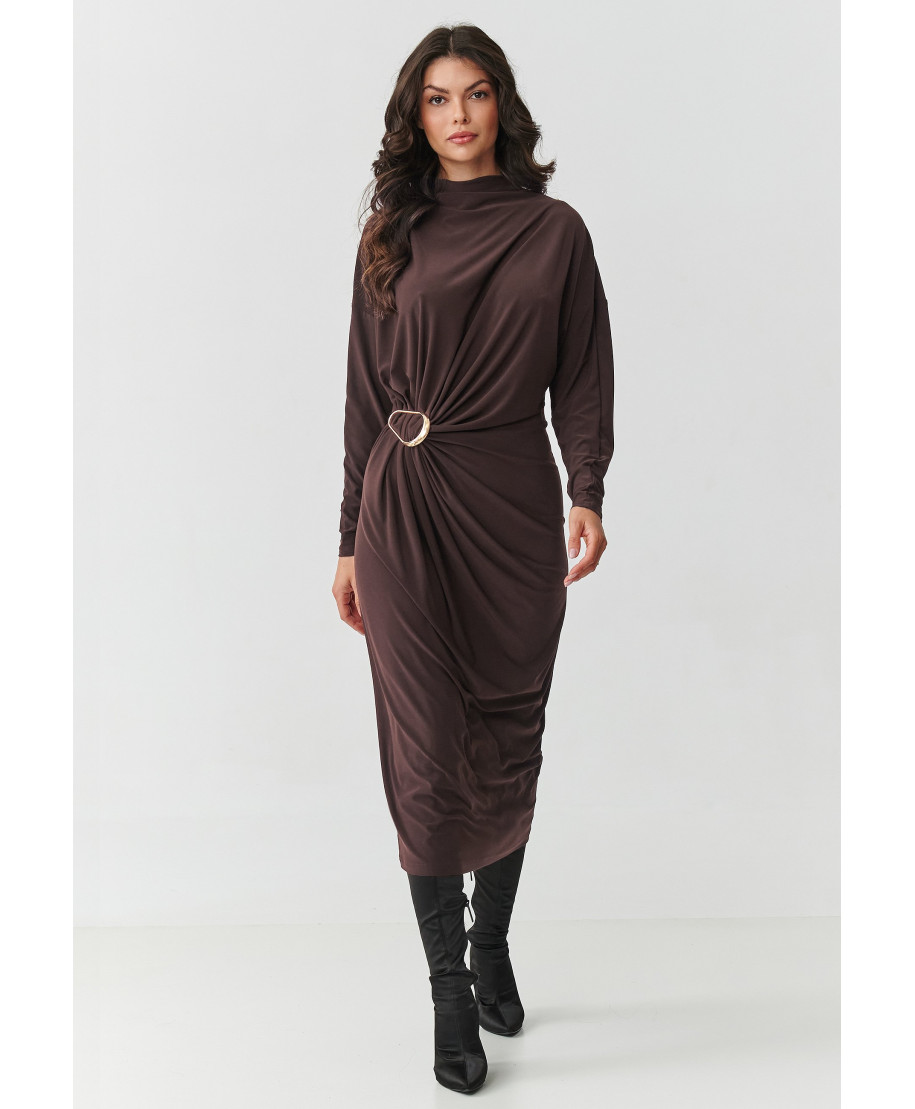 suknele moteriska su marszczeniem ir ozdobną klamrą sokoladine M907