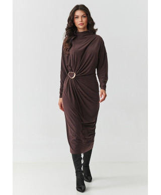 suknele moteriska su marszczeniem ir ozdobną klamrą sokoladine M907