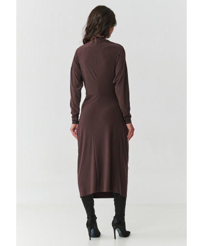 suknele moteriska su marszczeniem ir ozdobną klamrą sokoladine M907