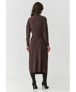 suknele moteriska su marszczeniem ir ozdobną klamrą sokoladine M907